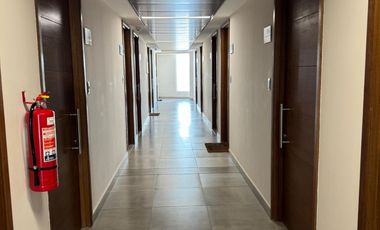 ARRIENDO OFICINA MODERNA EN EDIFICIO DA VINCI, PUERTAS DE CHICUREO, PLANTA LIBRE + 2 ESTACIONAMIENTOS