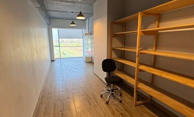 ARRIENDO OFICINA MODERNA EN EDIFICIO DA VINCI, PUERTAS DE CHICUREO, PLANTA LIBRE + 2 ESTACIONAMIENTOS