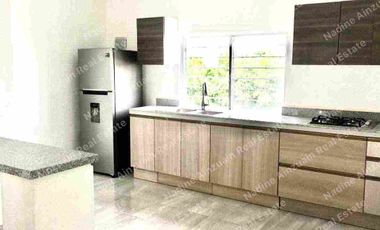 SE VENDE EDIFICIO DE 3 DEPARTAMENTOS AMPLIOS, AMUEBLADOS Y EQUIPADOS.UBICADO EN ZONA SUR POR AV. 135. CANCÚN, QUINTANA ROO.