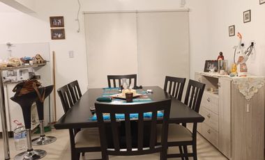 EN VENTA / CASA / DOS DORMITORIOS/ PATIO / COCHERA -