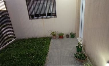EN VENTA / CASA / DOS DORMITORIOS/ PATIO / COCHERA -
