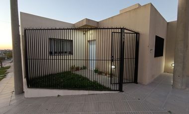 EN VENTA / CASA / DOS DORMITORIOS/ PATIO / COCHERA -