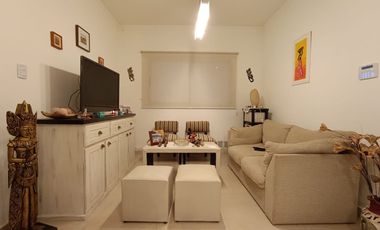 EN VENTA / CASA / DOS DORMITORIOS/ PATIO / COCHERA -