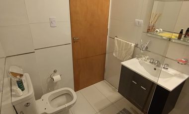 EN VENTA / CASA / DOS DORMITORIOS/ PATIO / COCHERA -