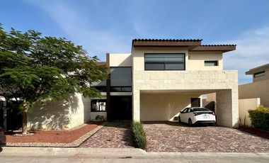 Casa en venta de 4 recámaras en El molino Condominio 15
