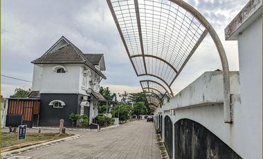 Rumah  American Classic dengan Kolam Renang Pribadi Jogja Gamping sleman Bonus Vespa Matic Dekat kampus Umy