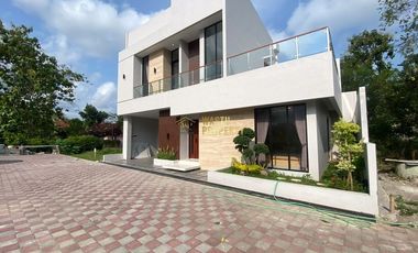 RUMAH SIAP HUNI KONTEMPORER 2 LANTAI DEKAT BANDARA YIA