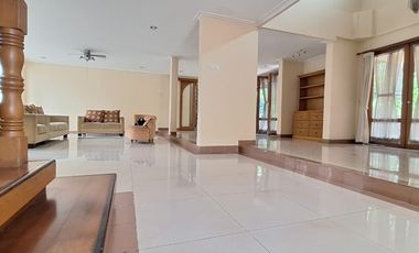 Sewa Rumah Paling Murah di Bangka Kemang – Lahan 800 m², Parkir Luas, Ada Kolam Renang