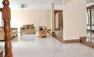 Sewa Rumah Paling Murah di Bangka Kemang – Lahan 800 m², Parkir Luas, Ada Kolam Renang