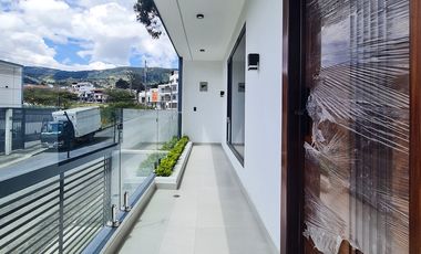 En venta casa de Lujo en Zarzas 2 cerca de la Laguna de la Daniel Alvarez y a pocos minutos del centro de Loja
