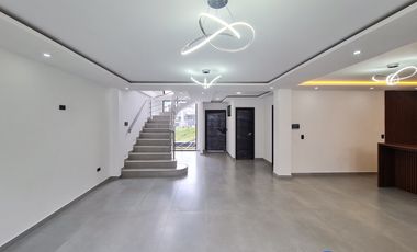 En venta casa de Lujo en Zarzas 2 cerca de la Laguna de la Daniel Alvarez y a pocos minutos del centro de Loja