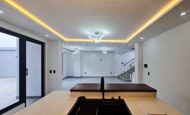 En venta casa de Lujo en Zarzas 2 cerca de la Laguna de la Daniel Alvarez y a pocos minutos del centro de Loja