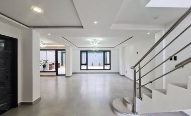 En venta casa de Lujo en Zarzas 2 cerca de la Laguna de la Daniel Alvarez y a pocos minutos del centro de Loja