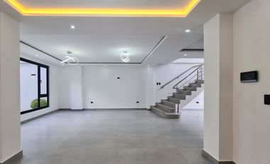 En venta casa de Lujo en Zarzas 2 cerca de la Laguna de la Daniel Alvarez y a pocos minutos del centro de Loja