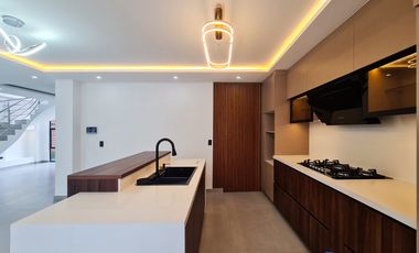 En venta casa de Lujo en Zarzas 2 cerca de la Laguna de la Daniel Alvarez y a pocos minutos del centro de Loja