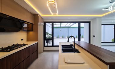 En venta casa de Lujo en Zarzas 2 cerca de la Laguna de la Daniel Alvarez y a pocos minutos del centro de Loja