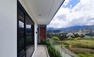 En venta casa de Lujo en Zarzas 2 cerca de la Laguna de la Daniel Alvarez y a pocos minutos del centro de Loja