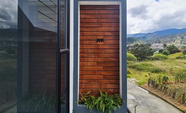 En venta casa de Lujo en Zarzas 2 cerca de la Laguna de la Daniel Alvarez y a pocos minutos del centro de Loja