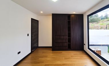 En venta casa de Lujo en Zarzas 2 cerca de la Laguna de la Daniel Alvarez y a pocos minutos del centro de Loja