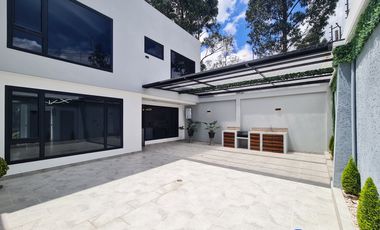 En venta casa de Lujo en Zarzas 2 cerca de la Laguna de la Daniel Alvarez y a pocos minutos del centro de Loja