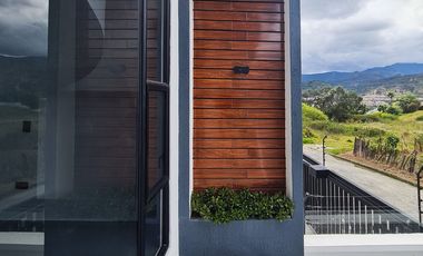 En venta casa de Lujo en Zarzas 2 cerca de la Laguna de la Daniel Alvarez y a pocos minutos del centro de Loja