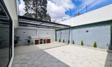 En venta casa de Lujo en Zarzas 2 cerca de la Laguna de la Daniel Alvarez y a pocos minutos del centro de Loja