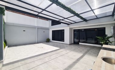 En venta casa de Lujo en Zarzas 2 cerca de la Laguna de la Daniel Alvarez y a pocos minutos del centro de Loja