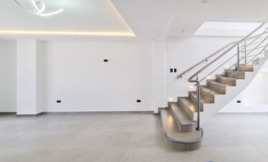 En venta casa de Lujo en Zarzas 2 cerca de la Laguna de la Daniel Alvarez y a pocos minutos del centro de Loja