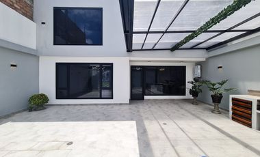 En venta casa de Lujo en Zarzas 2 cerca de la Laguna de la Daniel Alvarez y a pocos minutos del centro de Loja