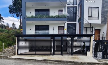 En venta casa de Lujo en Zarzas 2 cerca de la Laguna de la Daniel Alvarez y a pocos minutos del centro de Loja