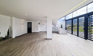 En venta casa de Lujo en Zarzas 2 cerca de la Laguna de la Daniel Alvarez y a pocos minutos del centro de Loja