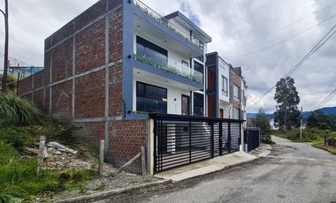 En venta casa de Lujo en Zarzas 2 cerca de la Laguna de la Daniel Alvarez y a pocos minutos del centro de Loja