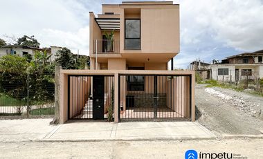 En venta casa en sector época a pocos minutos del centro de Loja