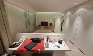 Disewakan 1BR AKR Gallery West – Scandinavian Minimalist, Unit Luas Convert 2BR Hook