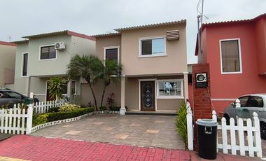 Vendo casa cerca de universidad  Via a La Costa