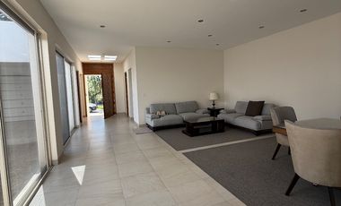 Casa de una planta amueblada en renta en Jardines del Campestre