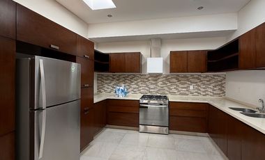 Casa de una planta amueblada en renta en Jardines del Campestre