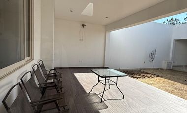 Casa de una planta amueblada en renta en Jardines del Campestre