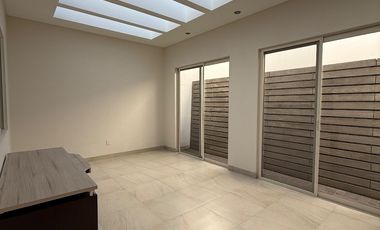 Casa de una planta amueblada en renta en Jardines del Campestre