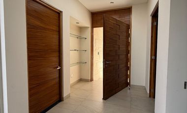 Casa de una planta amueblada en renta en Jardines del Campestre