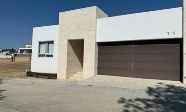 Casa de una planta amueblada en renta en Jardines del Campestre