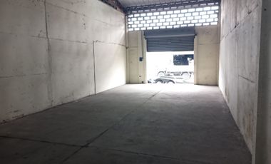 Bodega de alquiler en la Ave Juan Tanca Marengo, 120 m2, Conjunto de Bodega