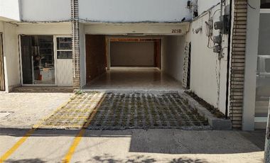 Amplio local comercial con cocina: restaurante, u oficina con area alimentos