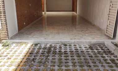 Amplio local comercial con cocina: restaurante, u oficina con area alimentos