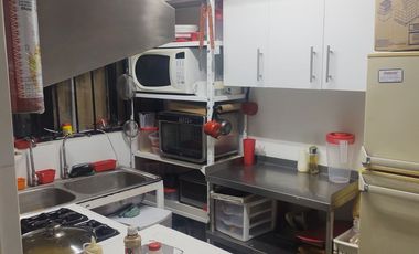 Amplio local comercial con cocina: restaurante, u oficina con area alimentos