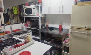 Amplio local comercial con cocina: restaurante, u oficina con area alimentos