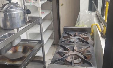 Amplio local comercial con cocina: restaurante, u oficina con area alimentos