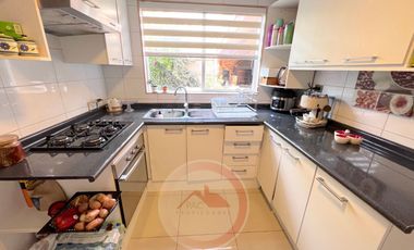 Casa venta 4 dormitorios, en condominio, Santa Marta de Huechuraba