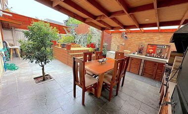Casa venta 4 dormitorios, en condominio, Santa Marta de Huechuraba