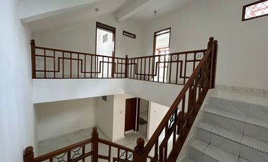 JARANG ADA ! SEWA RUMAH MEWAH DENGAN LINGKUNGAN ASRI DAN STRATEGIS DI CIGADUNG BANDUNG